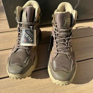 Vans MTE crest line gore-Tex boots size 9